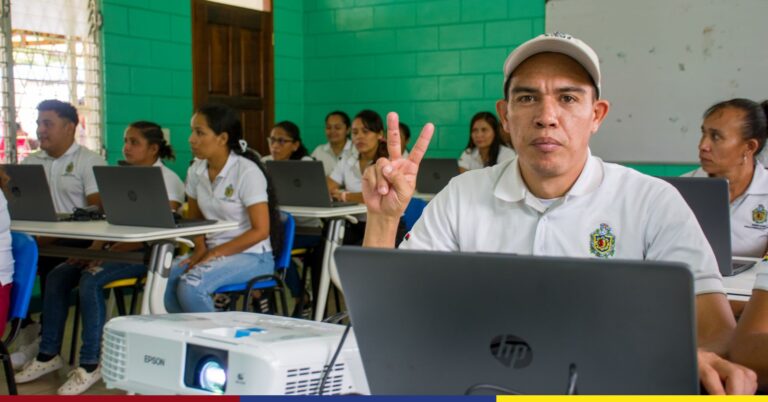 Innovación educativa con la inauguración de Aula TIC en UNICAM-Jalapa