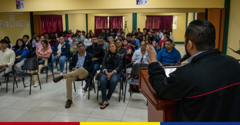 UNAN-León desarrolla conferencia enfocada en el impacto del cambio climático en ecosistemas costeros